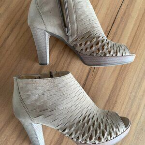 Paul Green ankle peep toe high quality booties size 6 in taupe